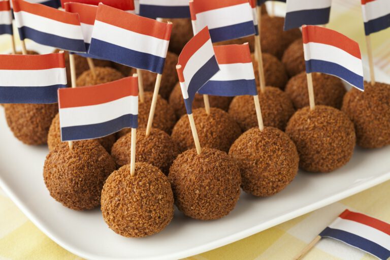 Nederlandse bitterballen met een prikkertje.